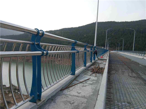 东方不锈钢桥梁护栏的特点及其在桥梁安全中的重要作用