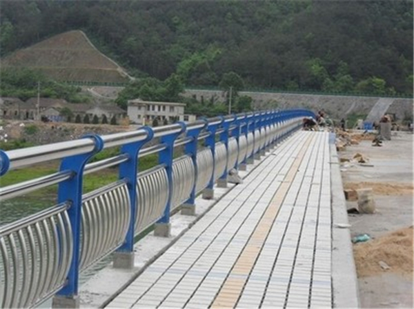 东方不锈钢桥梁护栏是一种什么材质的护栏
